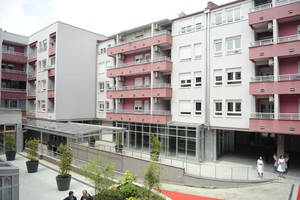 НЕМЦИ ДИГЛИ И ЦЕНУ КВАДРАТА У ПАНЧЕВУ: Радници из читаве Србије долазе због посла у фабрици ЗФ